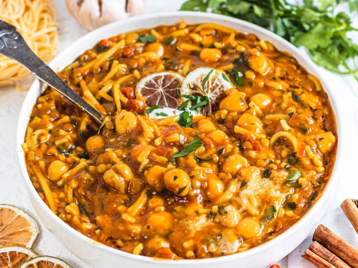 Harira-Suppe mit silbernem Löffel und frischer Petersilie