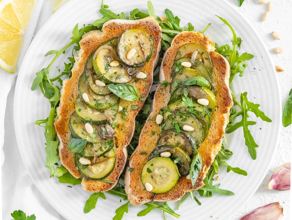 Bruschetta mit gebratenen Zucchini, Pinienkernen und Basilikum
