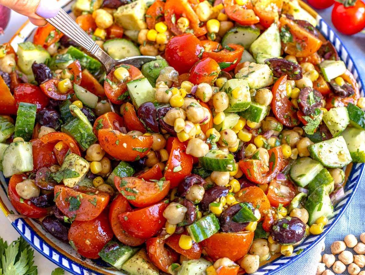Kichererbsen-Salat auf einem Teller mit Gurke und Tomaten