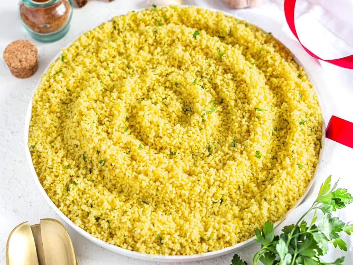 Couscous mit gehackter Petersilie auf einem Teller