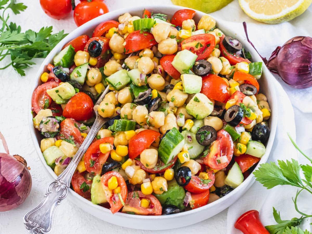 25 Vegane Salate 11 Kichererbsensalat mit einer silbernen Gabel
