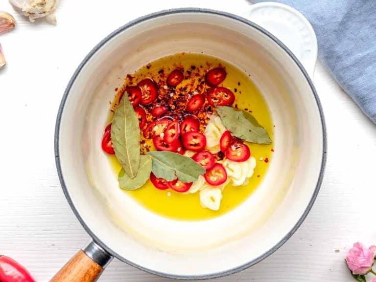 Tadka Zubereitung in einem Topf mit Öl, Aromaten und Gewürzen