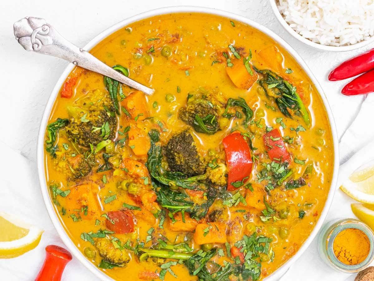 20 einfache Curry-Rezepte 11 Gemüse-Curry mit einem silbernen Löffel