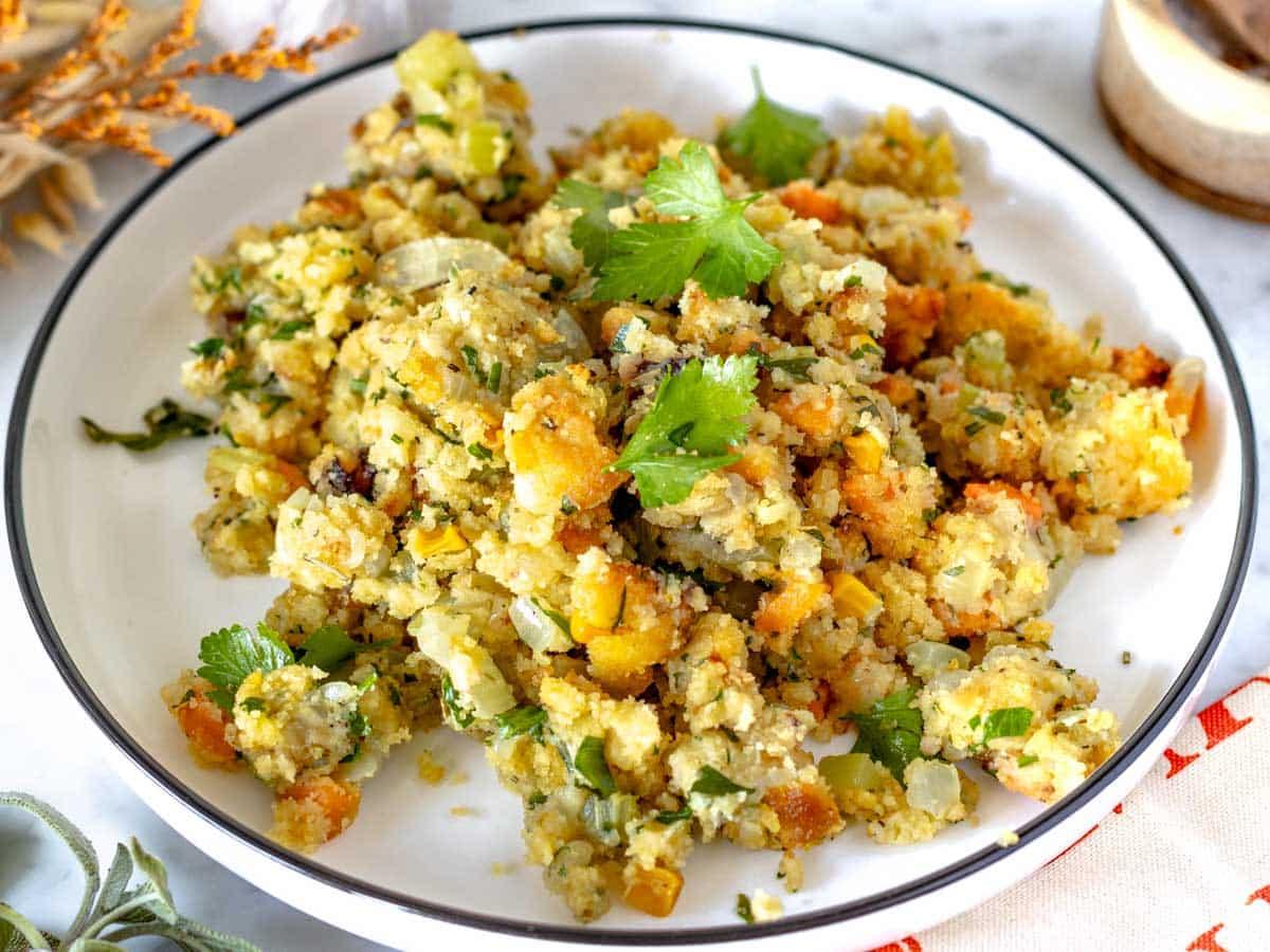 Ein Teller Cornbread Stuffing