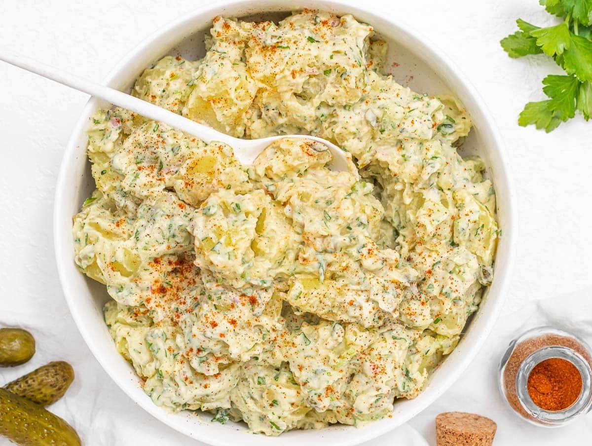 Veganer Kartoffelsalat mit weißem Löffel