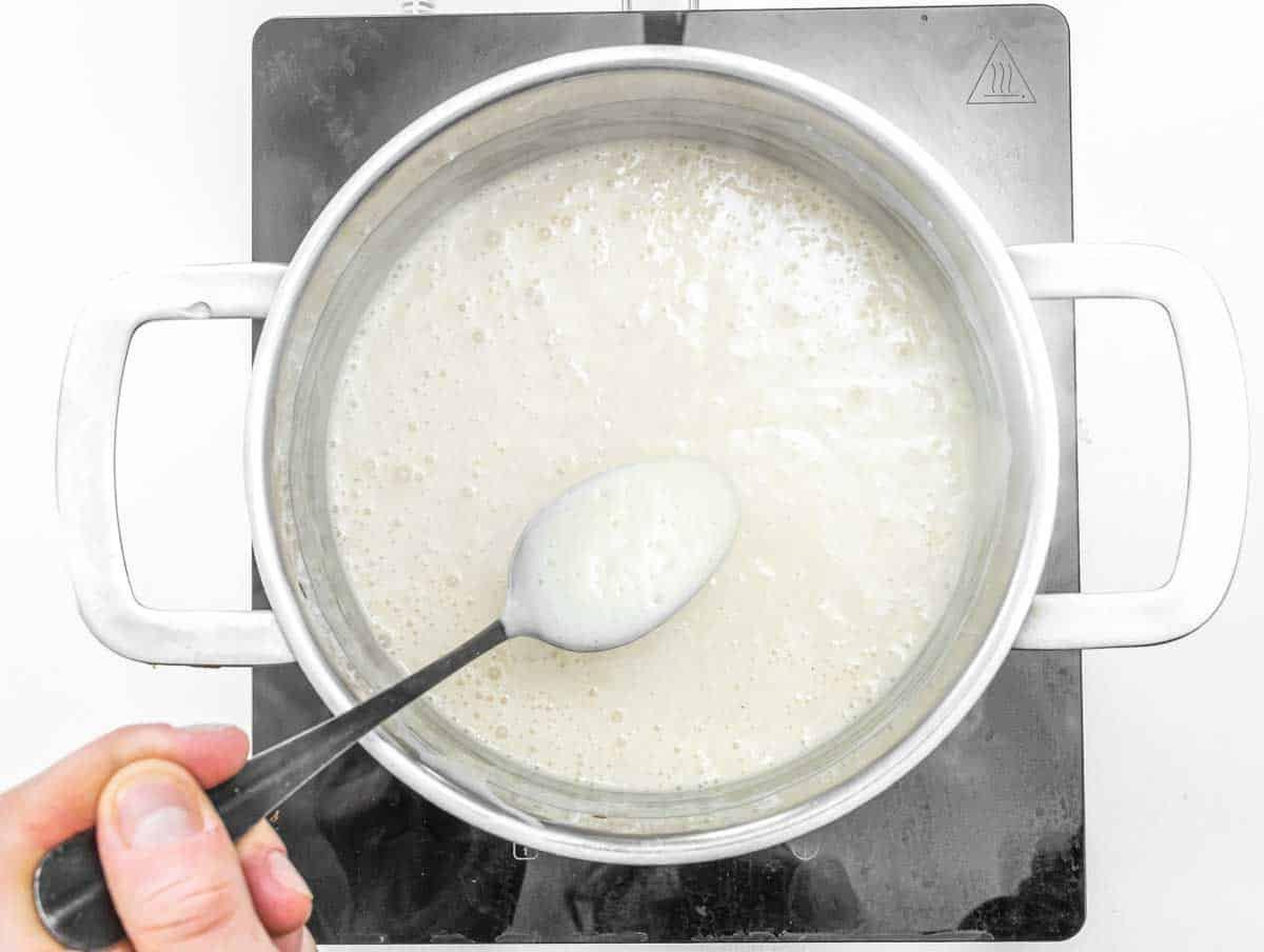 Béchamelsauce in einem Topf