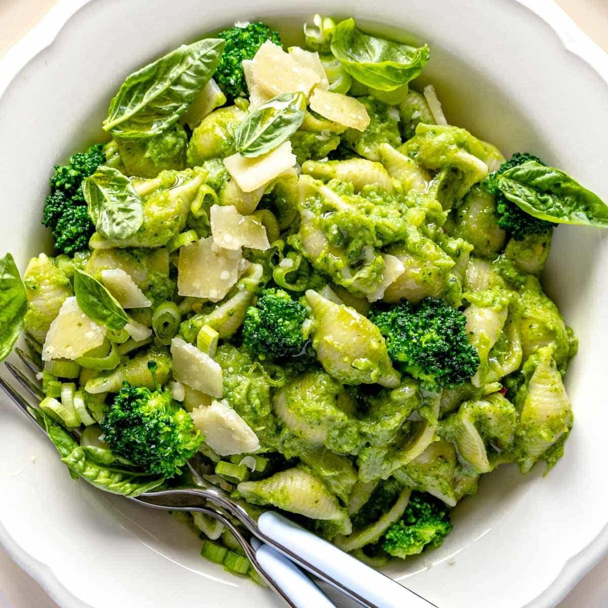 Brokkoli-Pasta mit frischem Basilikum und Parmesan-Käse.