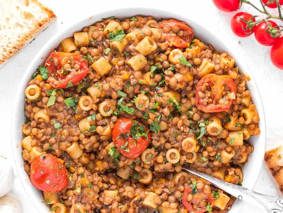 Pasta e Ceci (Nudeln mit Kichererbsen) 11 Linsennudeln in einer Schüssel