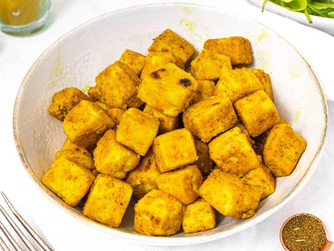 Curry-Tofu in einer Schale