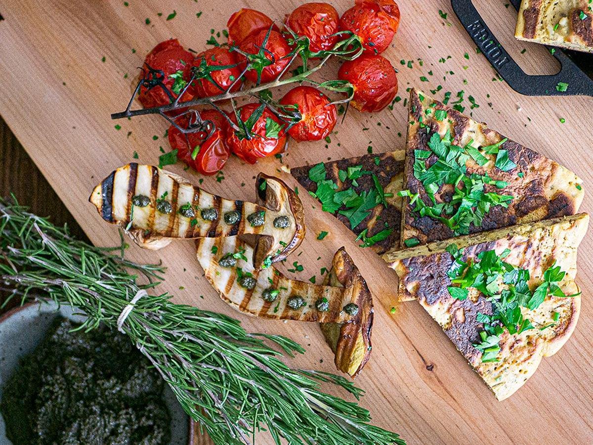 Tapenade mit Frittata und gegrillten Pilzen