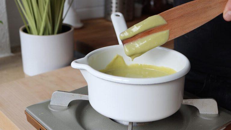 Endgültige Konsistenz der Pistaziencreme prüfen