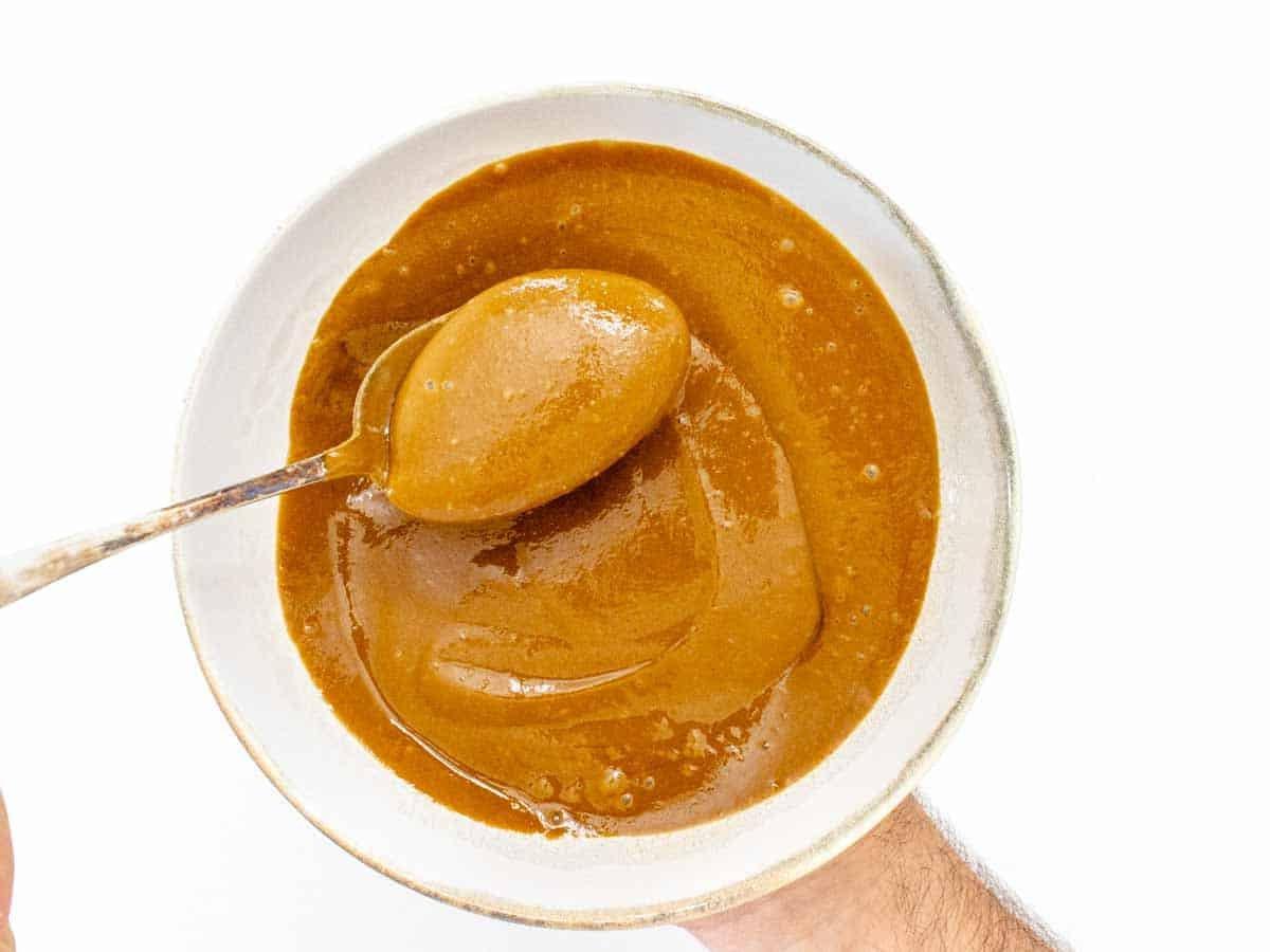 Erdnusssauce mit Löffel