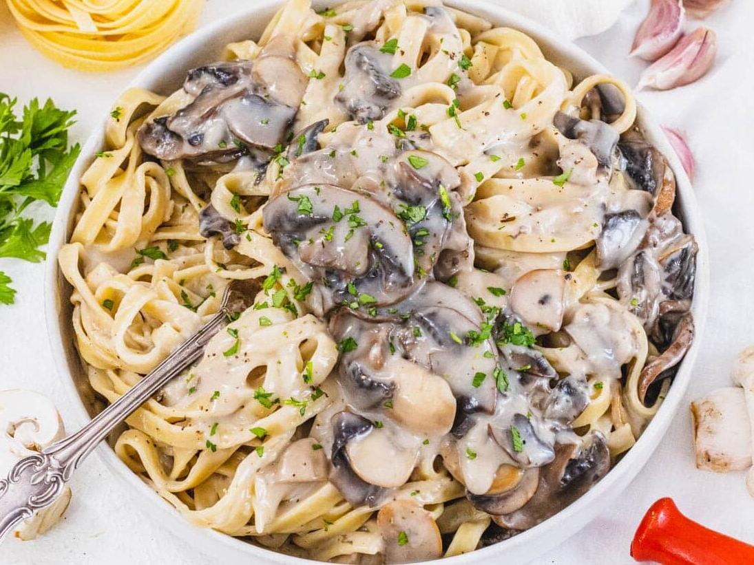 Pilz-Alfredo 11 Mushroom Alfredo with fork and parsley