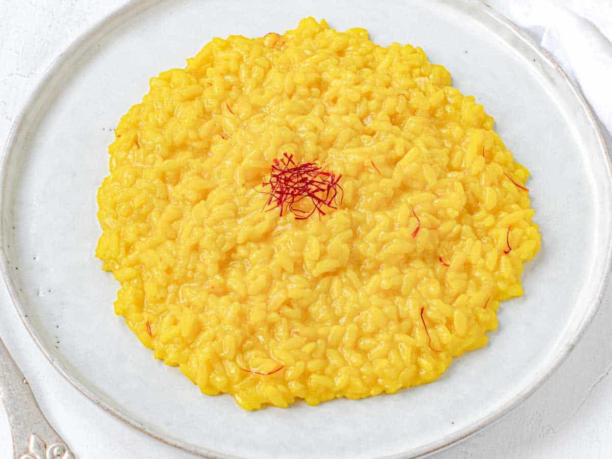 Safranrisotto auf einem Teller