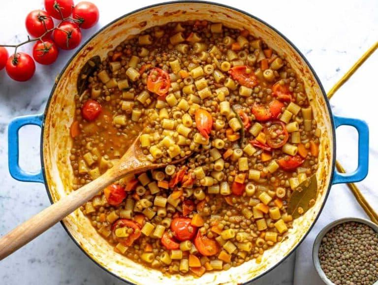 Italienische Linsenpasta in einem Topf gekocht.