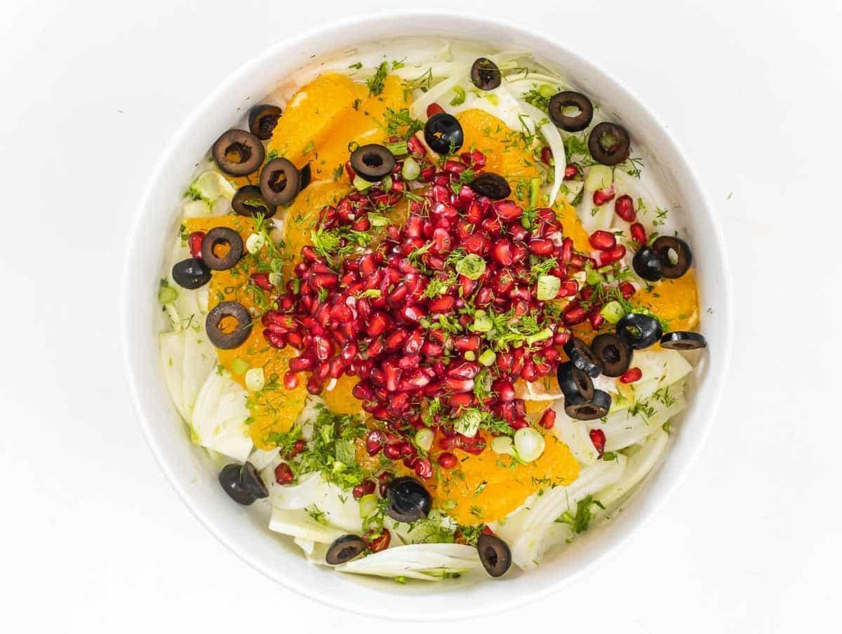 Schwarze Oliven zum Fenchelsalat geben