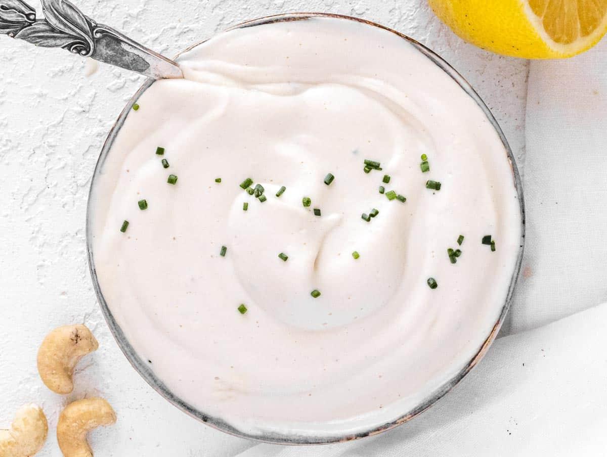 Vegane Sauerrahm mit Schnittlauch