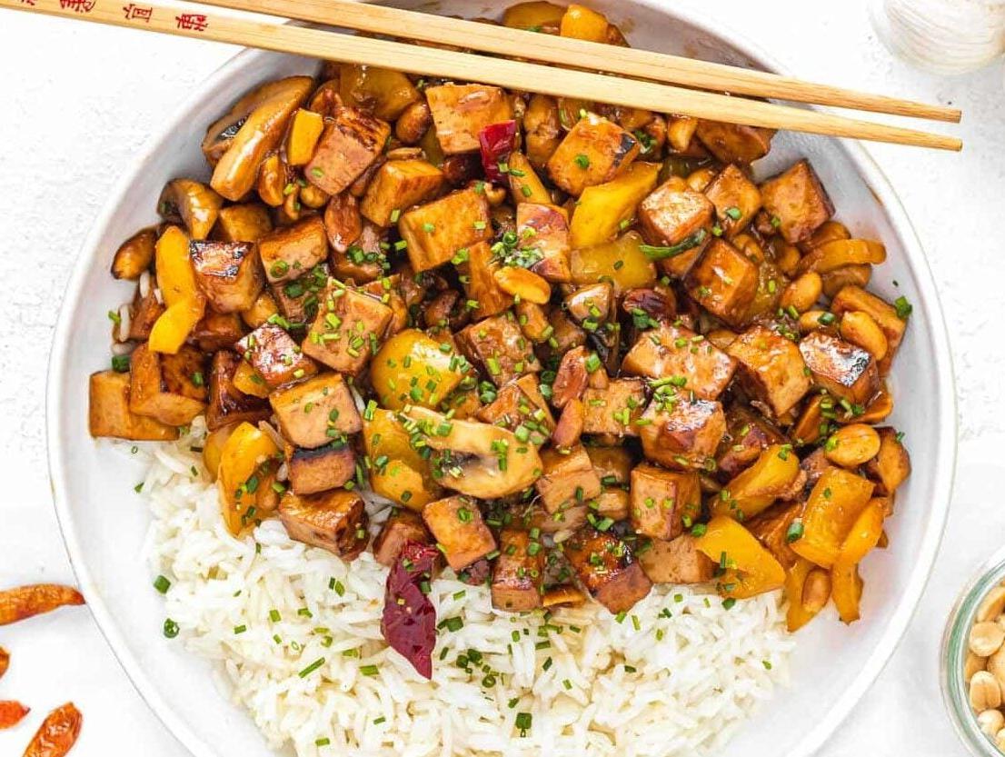 Kung Pao Tofu mit Schnittlauch.