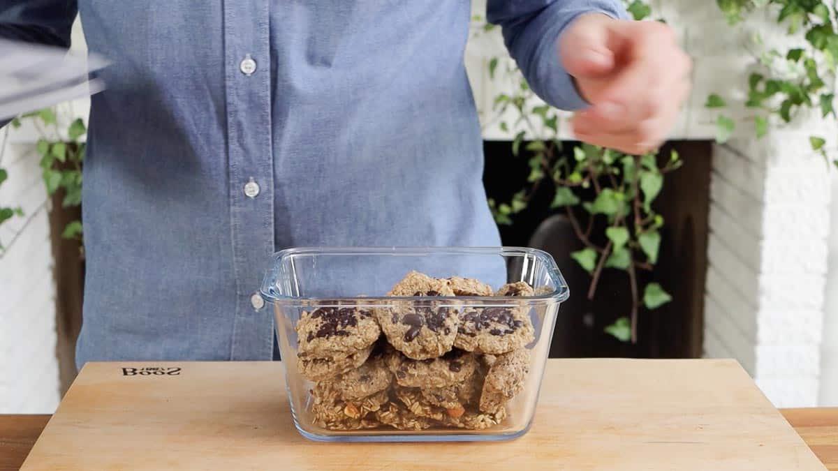 Vegane Haferkekse werden in einem luftdichten Behälter aufbewahrt