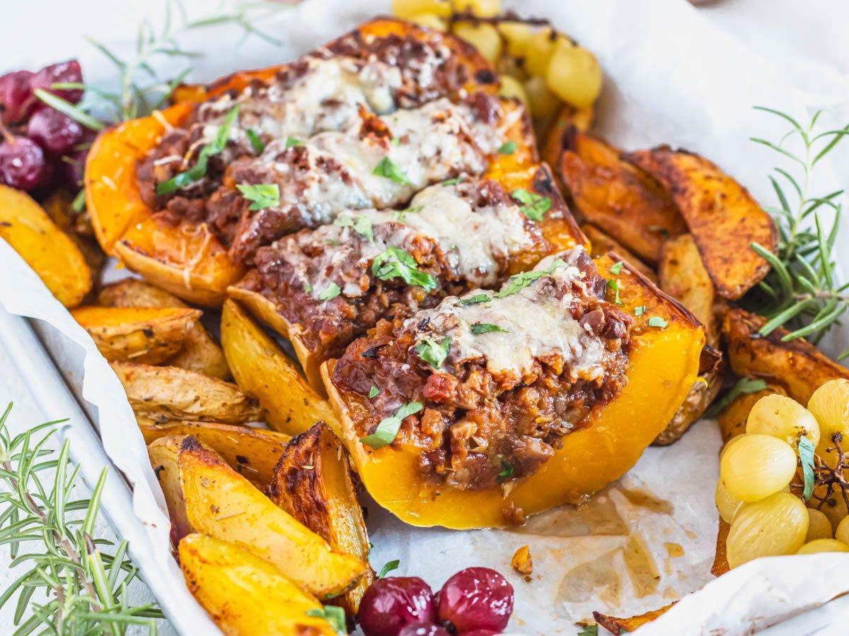 gefüllter Butternut-Kürbis mit gerösteten Kartoffeln und Trauben