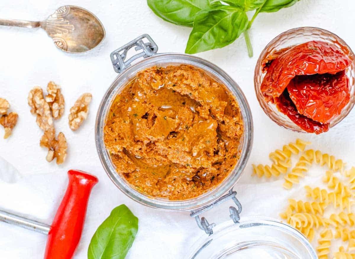 Pesto aus getrockneten Tomaten mit Öl