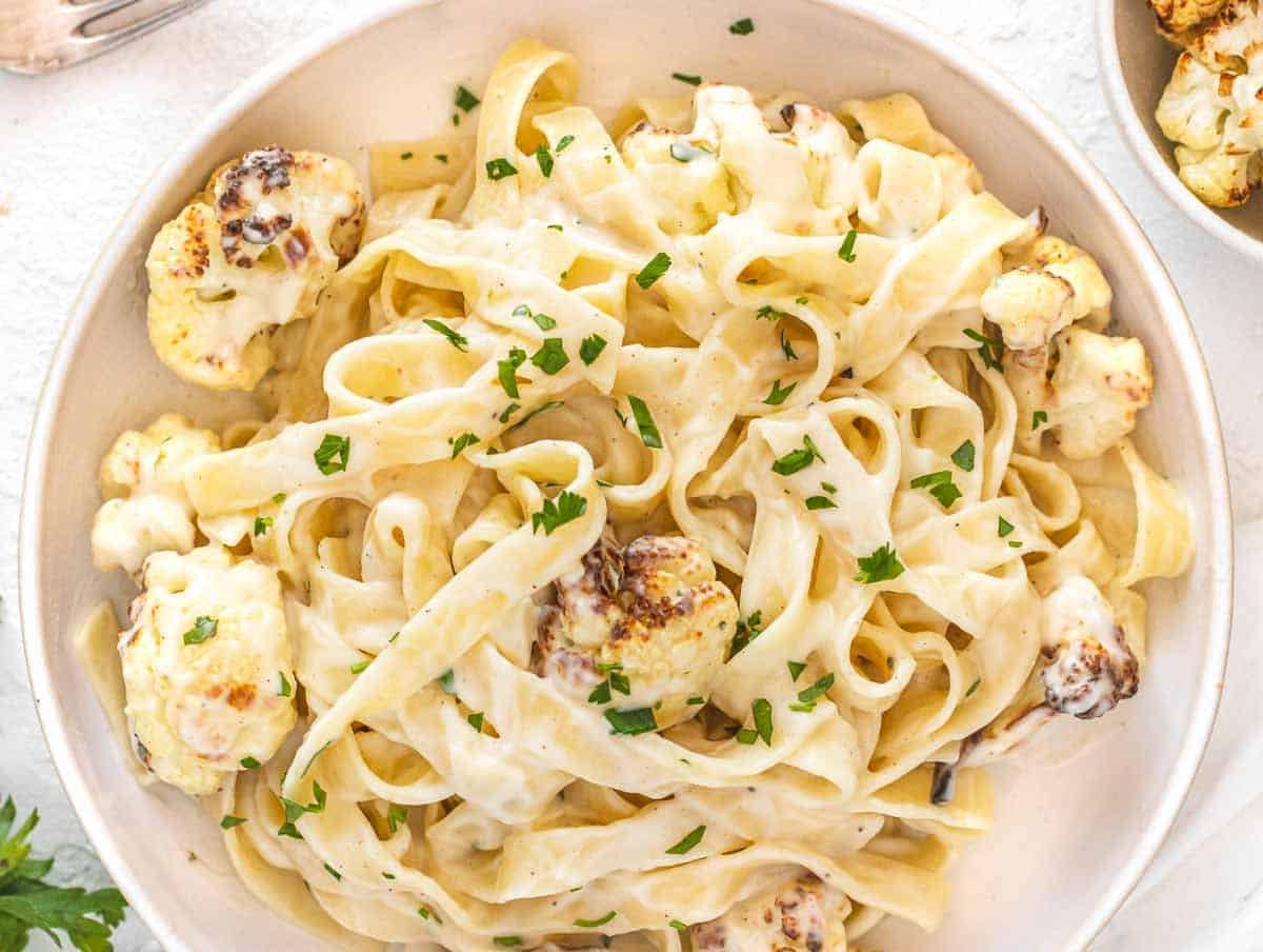 Blumenkohl Alfredo mit geröstetem Blumenkohl – ein Rezept für doppeltes Blumenkohlvergnügen.