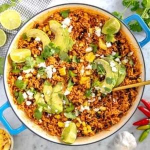 Mexikanischer Reis mit Avocado und Koriander in einer Pfanne