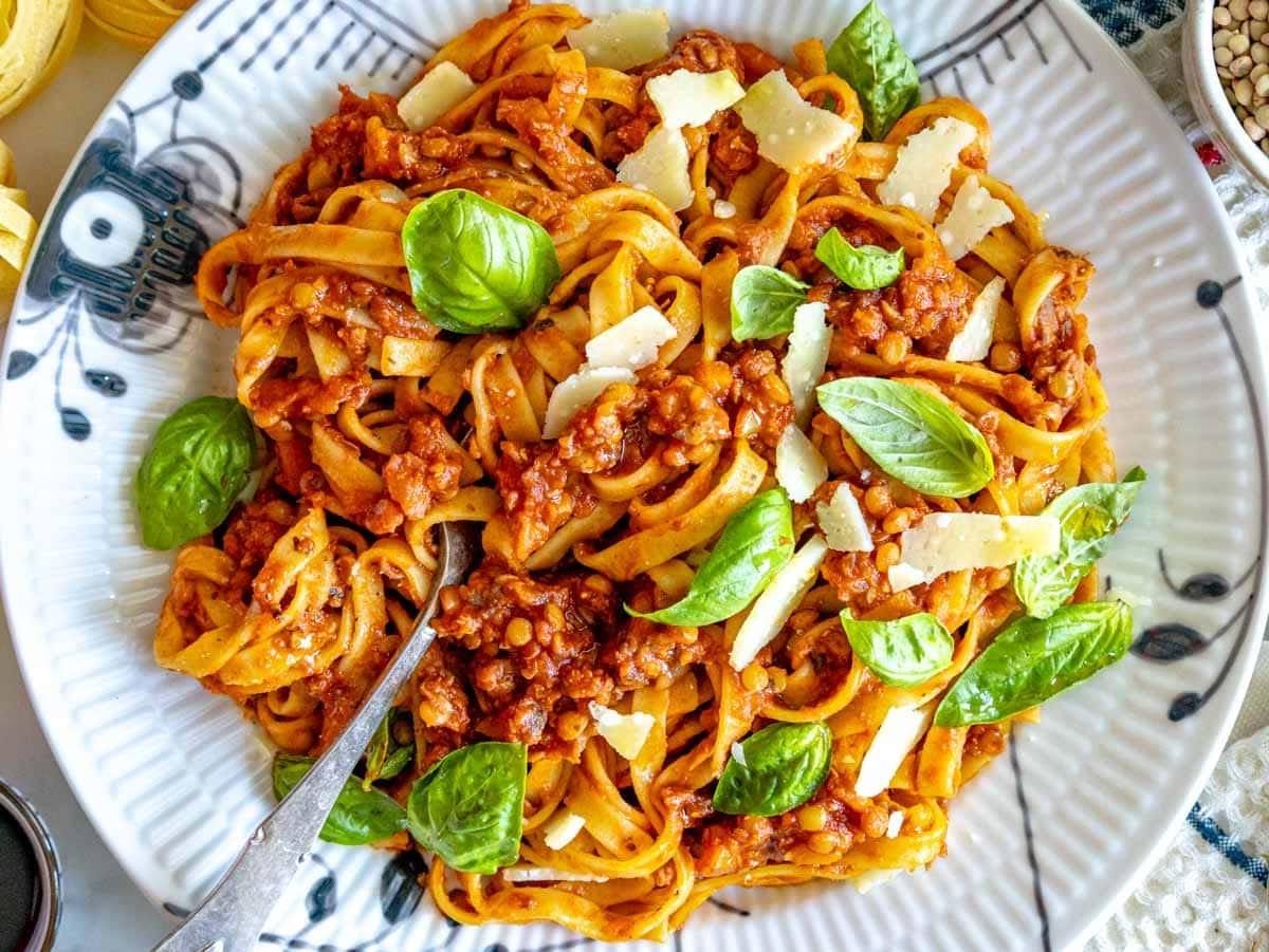 Linsen-Bolognese mit frischem Basilikum, Parmesan und einer Gabel