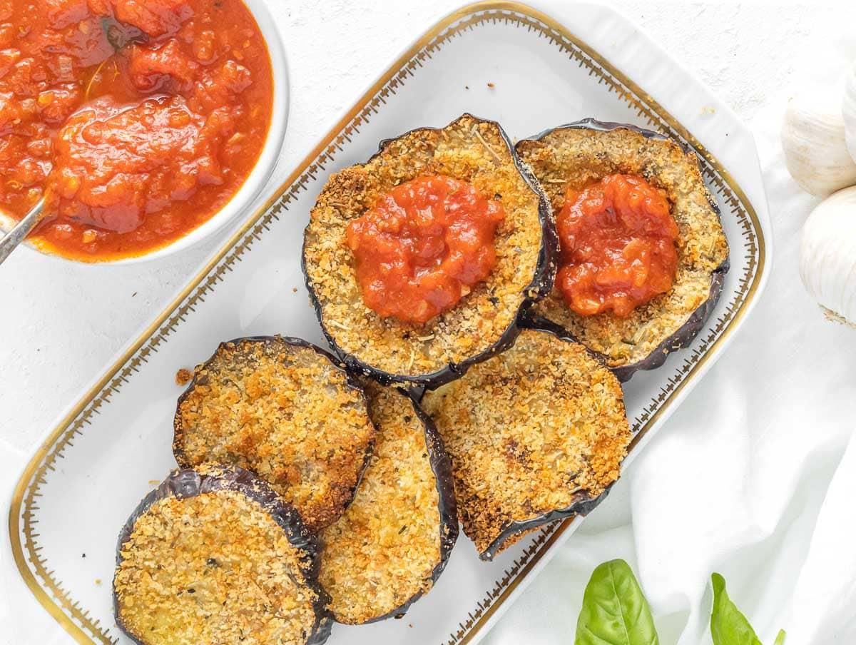 Panierte Aubergine aus der Heißluftfritteuse mit Marinara-Soße