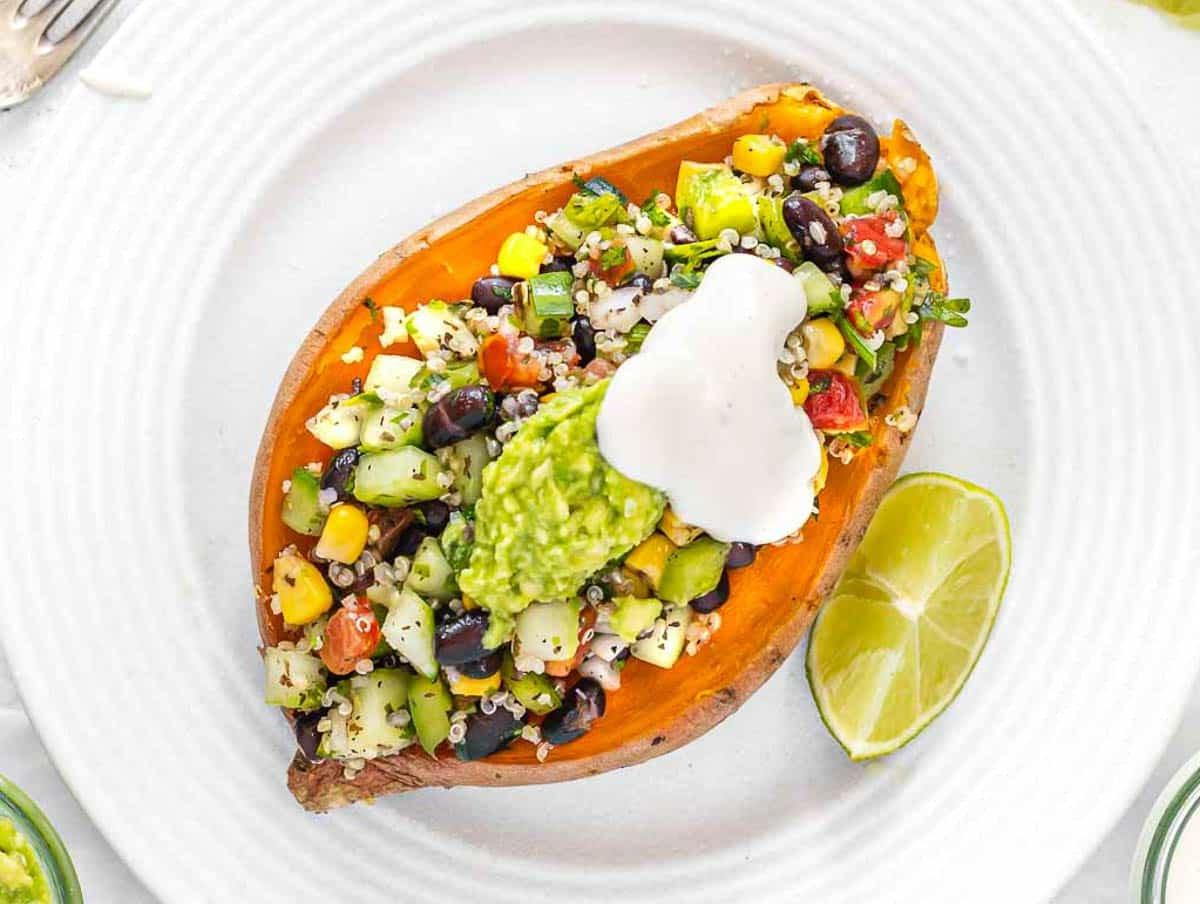 25 Avocado Rezepte 11 Mikrowellen-Süßkartoffel mit mexikanischem Topping