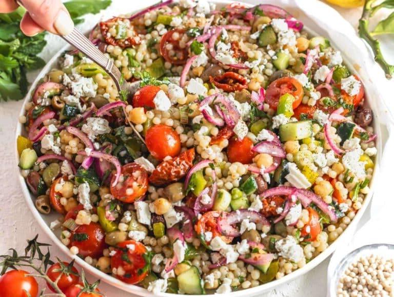 Fertiger Perlcouscous Salat, bereit zum Servieren.