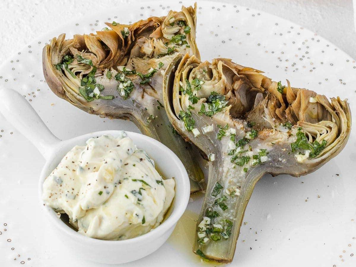 Gedämpfte Artischocken mit Salsa Verde