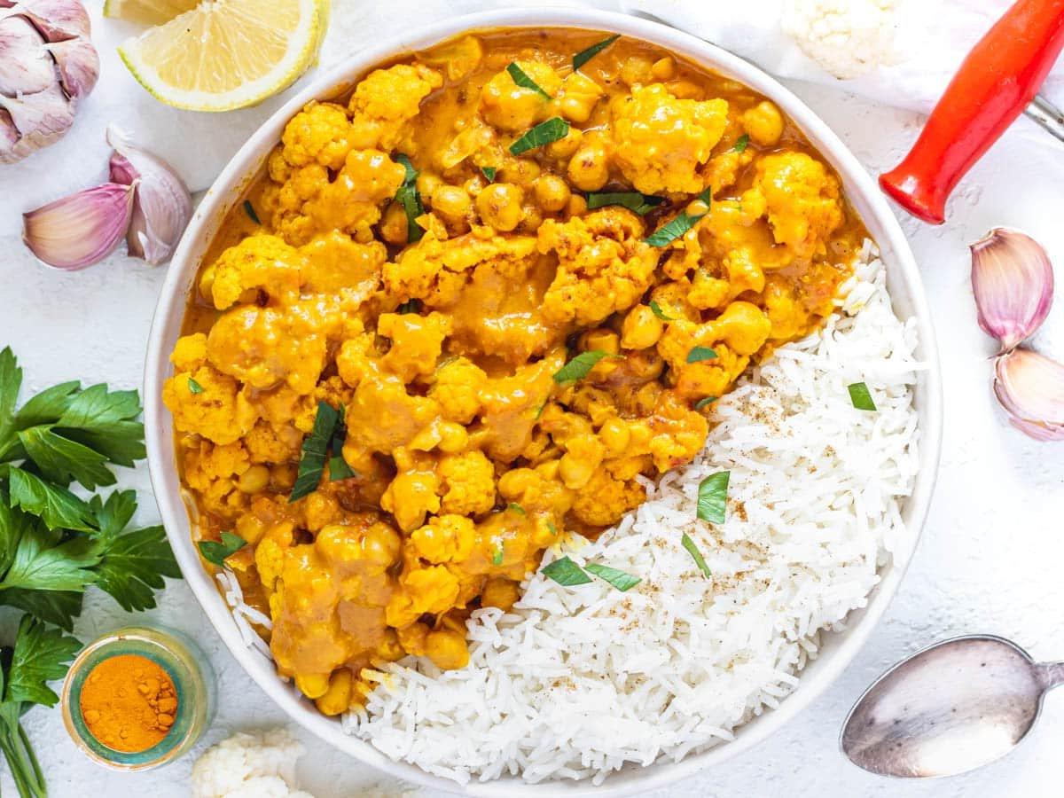 Blumenkohl-Curry in einer Schale mit Basmatireis