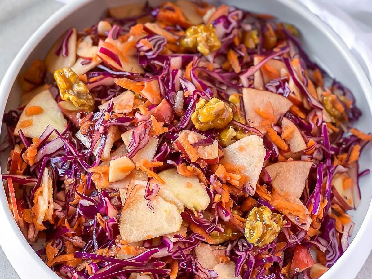 Kandierte Walnüsse als Zutat in einem frischen Salat