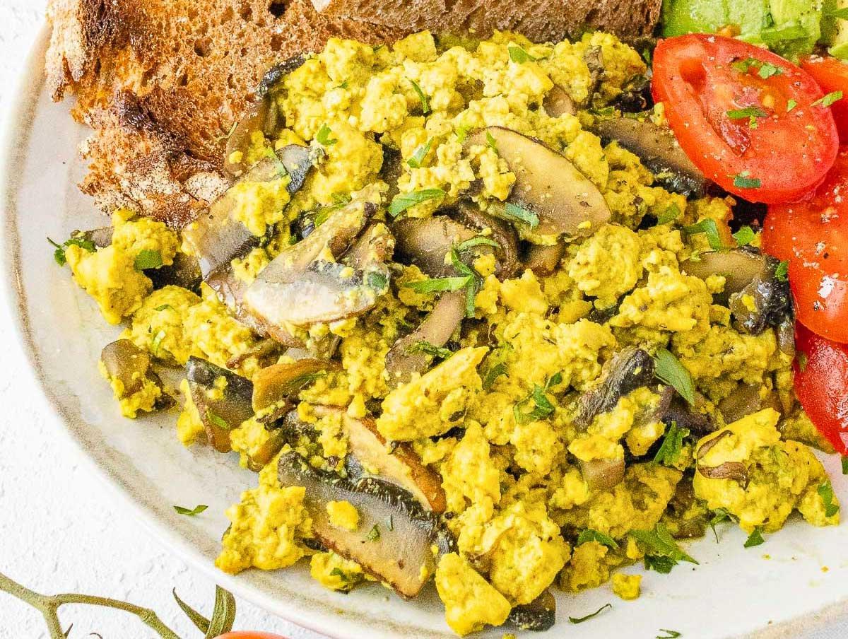 Tofu Rührei mit Pilzen