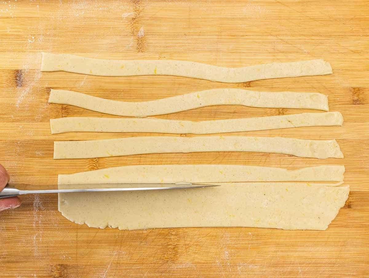 Teigstreifen für die Crostata schneiden