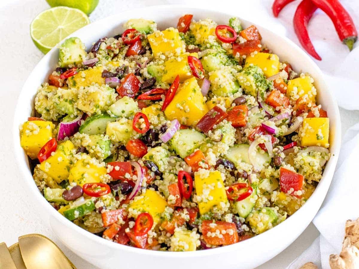 Mango Quinoa Salat mit schwarzen Bohnen
