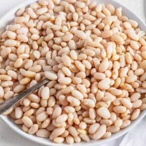 Cannellini-Bohnen mit einem silbernen Löffel