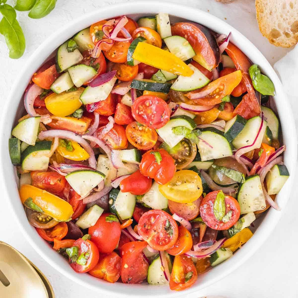 Tomaten-Gurken-Zwiebel-Salat