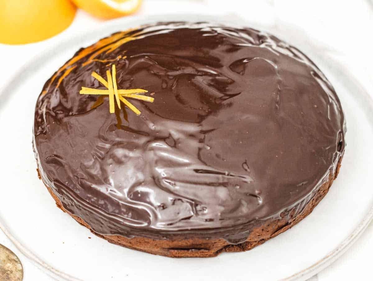 Schokoladenkuchen mit Ganache und Orange