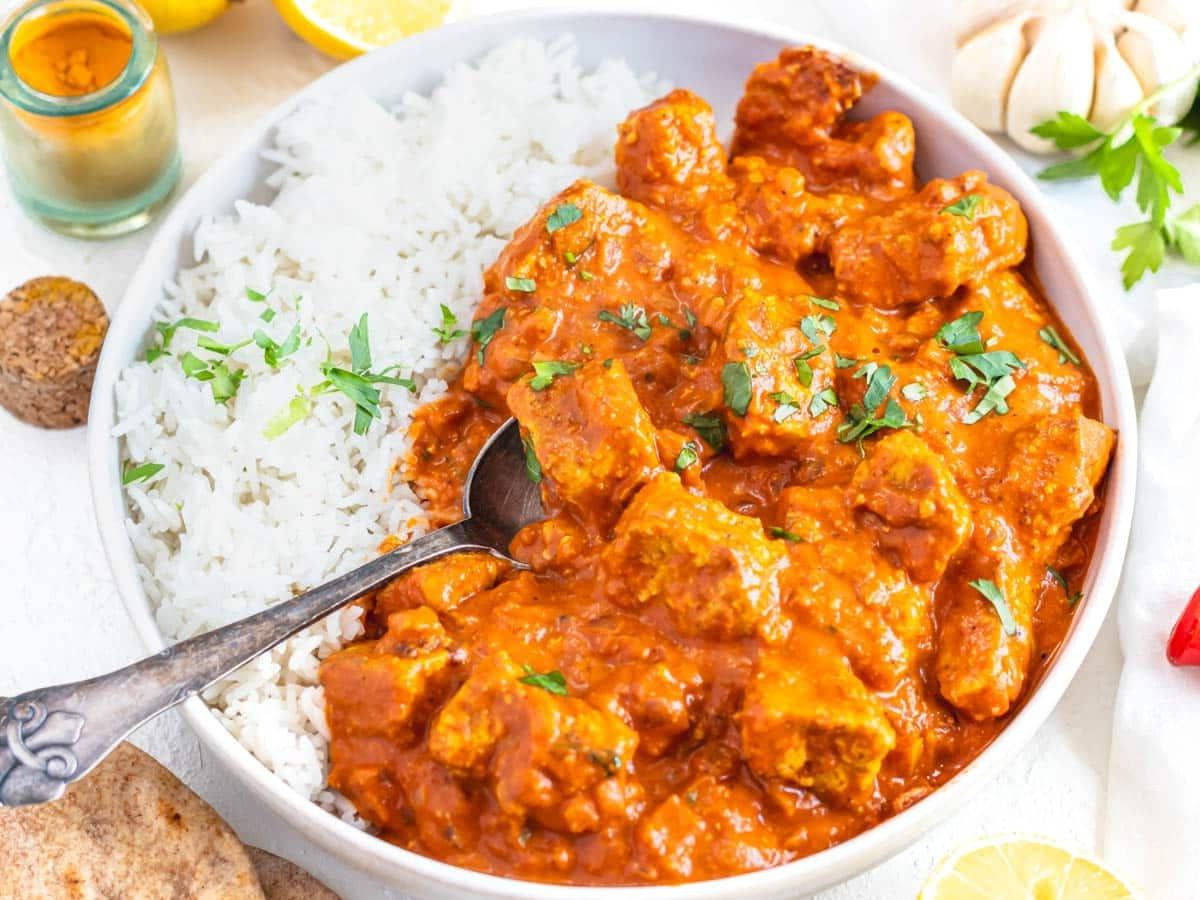 20 einfache Curry-Rezepte 12 Tofu Tikka Masala mit weißem Reis und einem silbernen Löffel