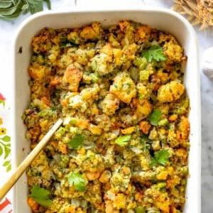 Cornbread Stuffing mit goldenem Löffel