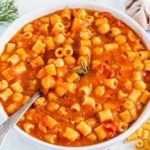 Pasta e Ceci (Nudeln mit Kichererbsen) 12 Pasta und Kichererbsen in einer Schüssel mit silbernem Löffel