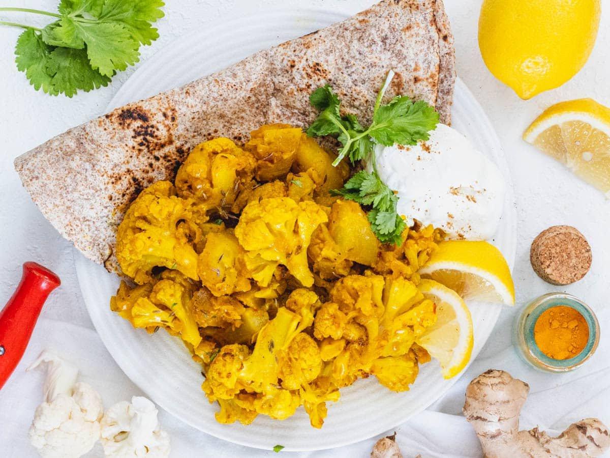 Aloo Gobi Rezept mit Naan-Brot und Joghurt