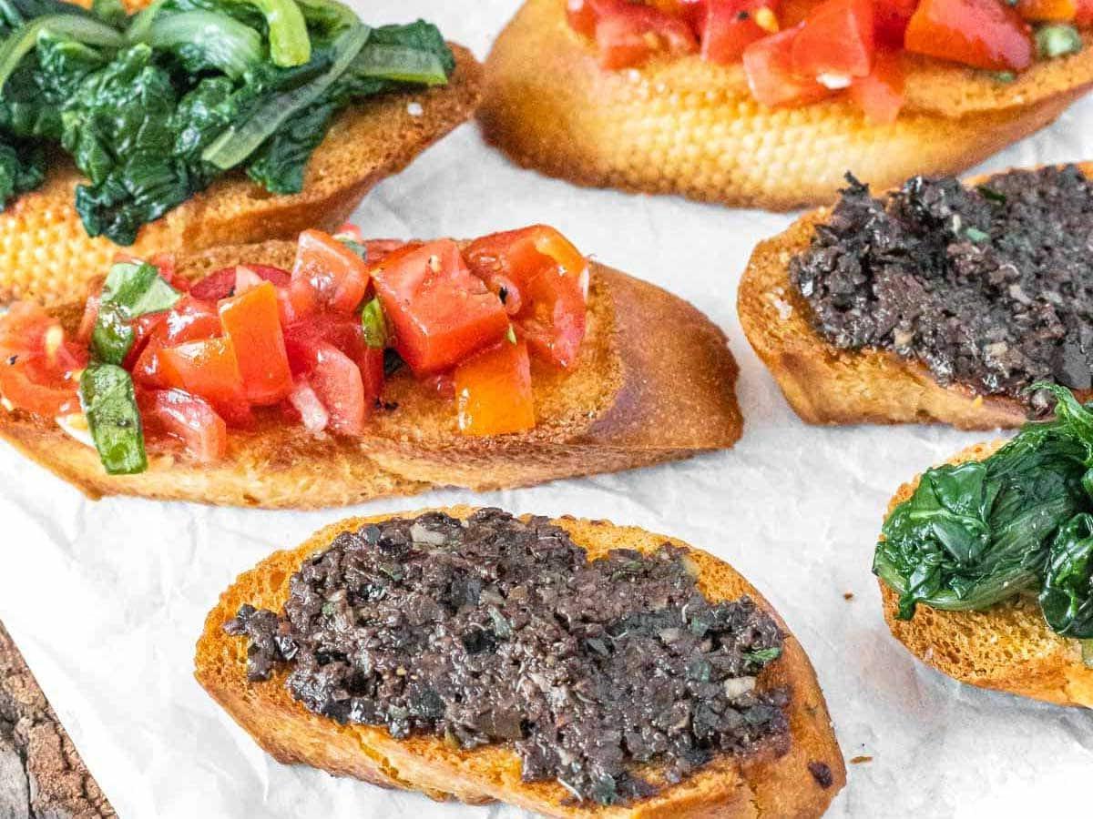 Oliven-Tapenade Crostini