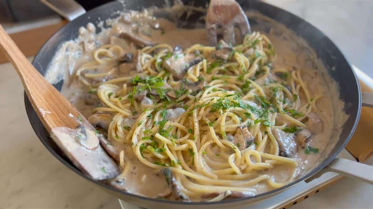 Spaghetti in der Pfanne mit der Soße