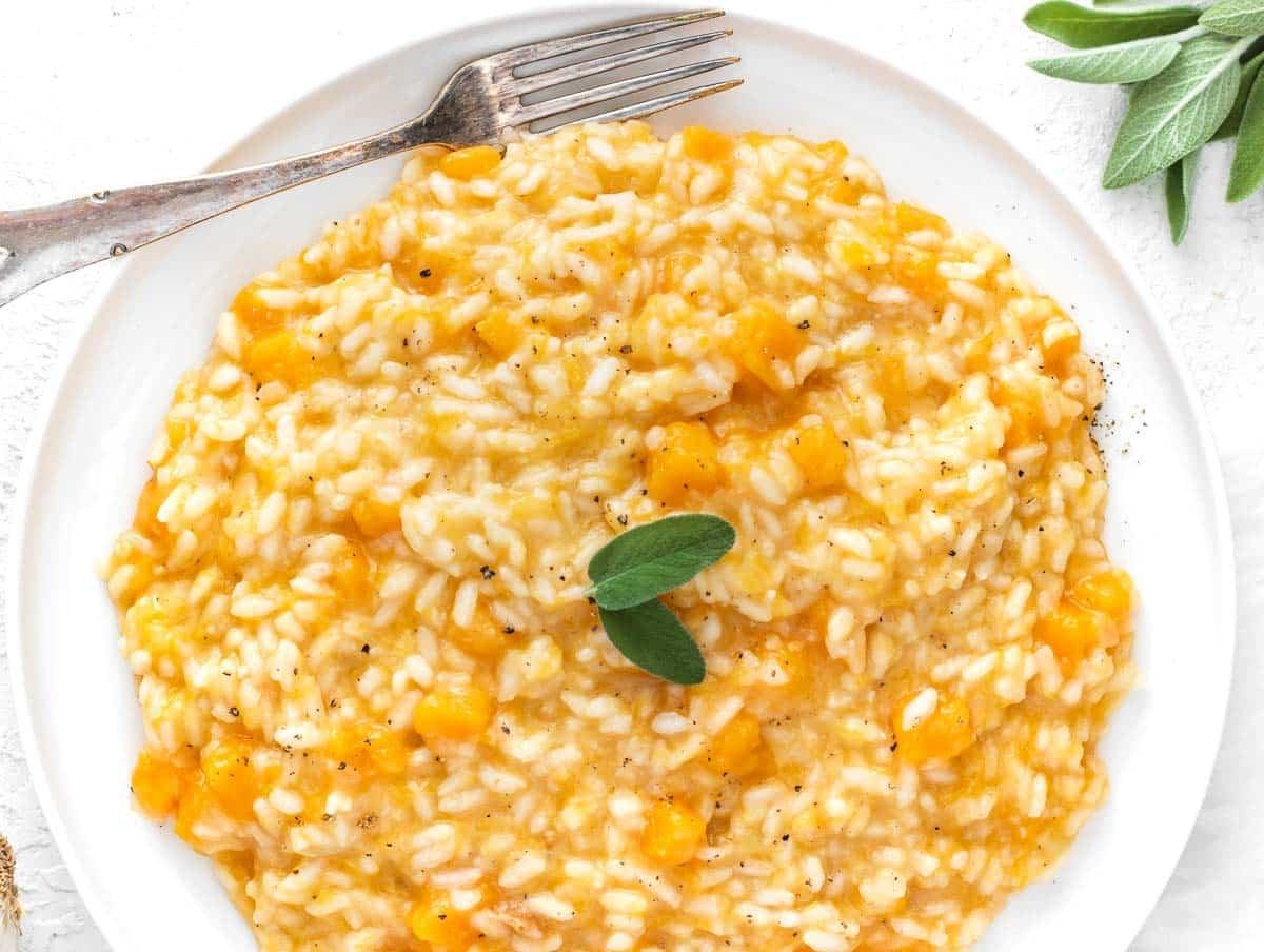 Eine Portion Kürbisrisotto und Salbei auf einem Teller