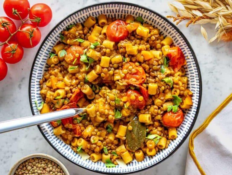 Linsenpasta in einer Schüssel mit einem Löffel serviert.