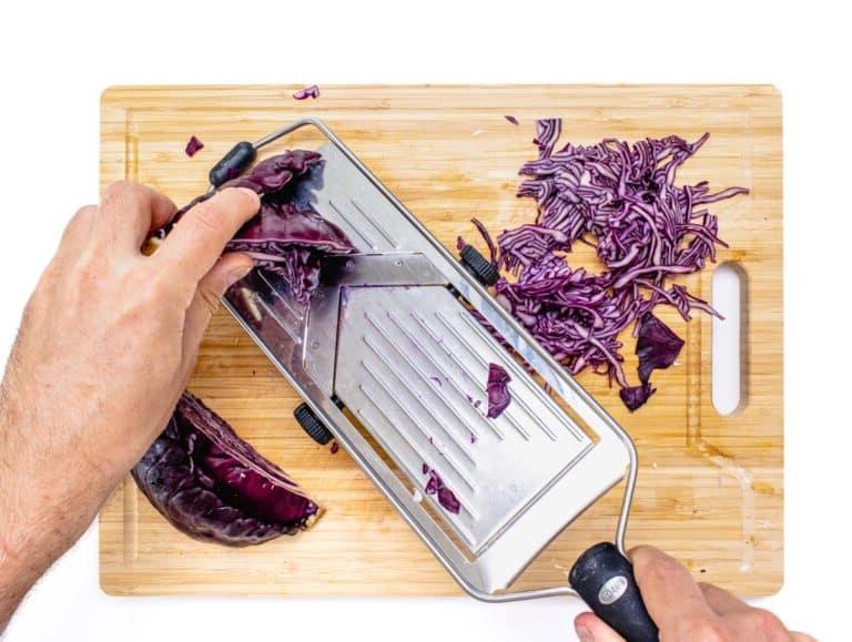 Geraspelter Rotkohl für Krautsalat.
