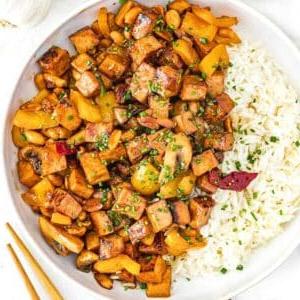Kung Pao Tofu mit Reis in einer weißen Schüssel.